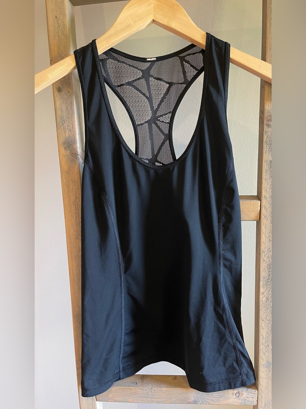 Lululemon goal crusher tank size 6. - Picture 3 of 5